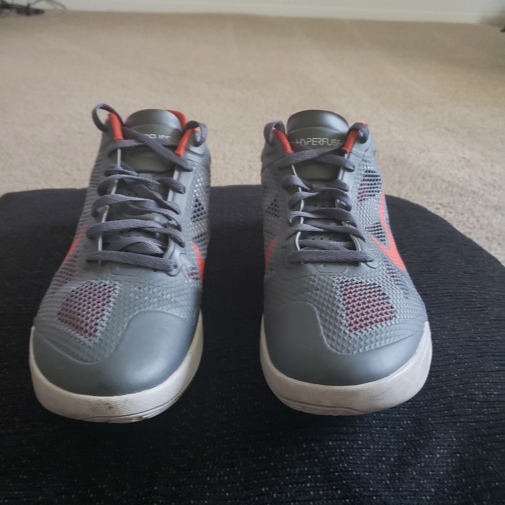 Tennis shoes
